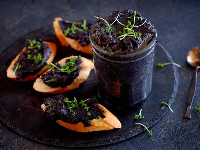 Рецепт черного рийета из зубатки с икрой мойвы и каперсами