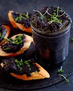 Черный рийет из зубатки с икрой мойвы и каперсами