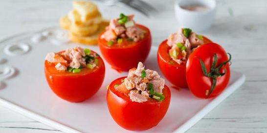 Фаршированные помидоры с консервированным тунцом