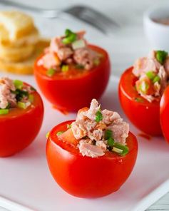 Фаршированные помидоры с консервированным тунцом