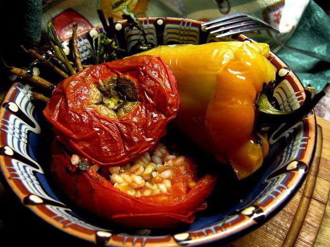 Рецепт фаршированных томатов и перцы yemista