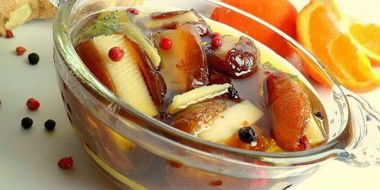 Финики, фаршированные сыром Эмменталь в пряном соусе