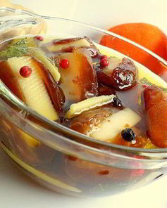 Финики, фаршированные сыром Эмменталь в пряном соусе