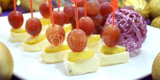 Канапе с сыром и виноградом