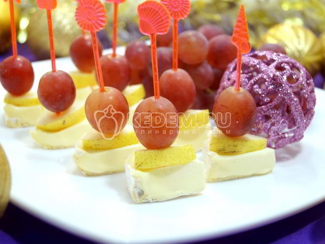 Рецепт канапе с сыром и виноградом