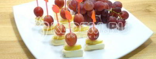 канапе с сыром и виноградом. Шаг 4