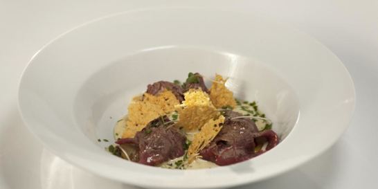 Карпаччо из говядины с соусом олландез