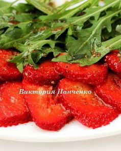 Карпаччо из клубники с пряной заправкой и руколой