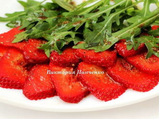 Рецепт карпачча из клубники с пряной заправкой и руколой