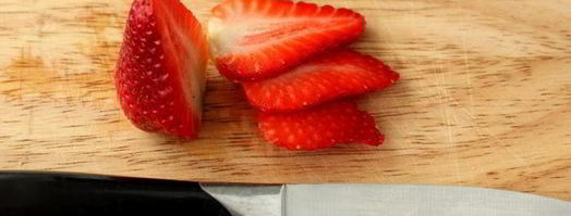 карпаччо из клубники с пряной заправкой и руколой. Шаг 2