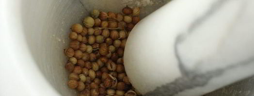 карпаччо из клубники с пряной заправкой и руколой. Шаг 3