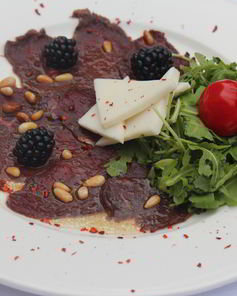 Карпаччо из северного оленя с козьим сыром и рукколой