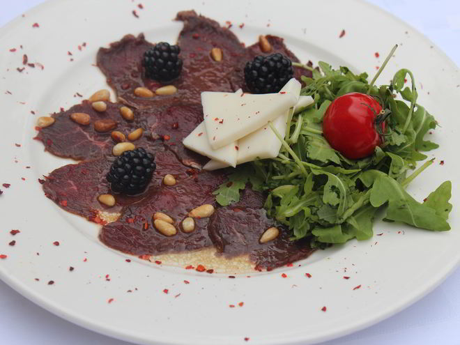 Рецепт карпачча из северного оленя с козьим сыром и рукколой