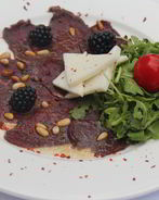 Карпаччо из северного оленя с козьим сыром и рукколой