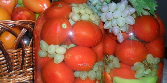 Консервированные помидоры с виноградом