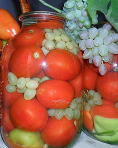 Консервированные помидоры с виноградом