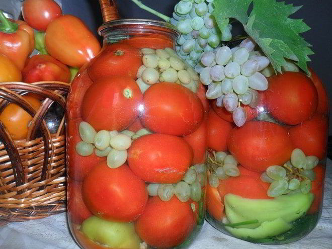 Рецепт консервированных помидоров с виноградом