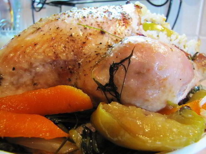 Рецепт курицы, маринованной в соевом соусе, с рисом и яблоком