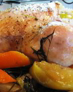 Курица, маринованная в соевом соусе, с рисом и яблоком
