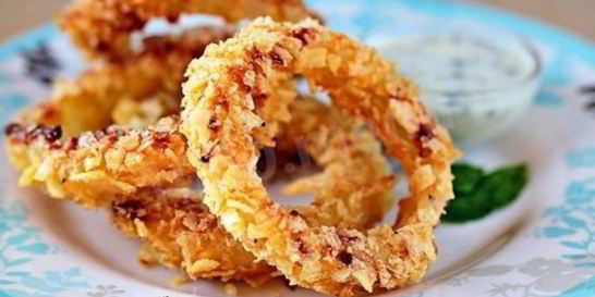 Луковые кольца в чипсах закуска к пиву и белому вину