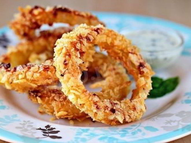Рецепт луковых колец в чипсах закуска к пиву и белому вину