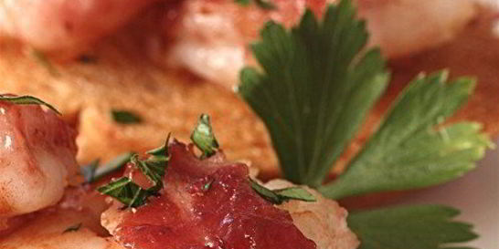 Маринованные креветки в беконе