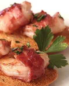 Маринованные креветки в беконе