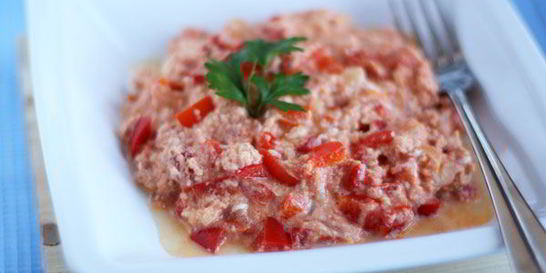 Миш-маш из поджаренных яиц, брынзы, свежего перца и специй