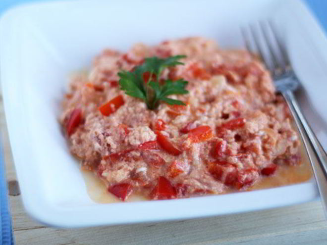 Рецепт миша-маша из поджаренных яиц, брынзы, свежего перца и специй