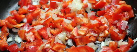 миш-маш из поджаренных яиц, брынзы, свежего перца и специй. Шаг 2