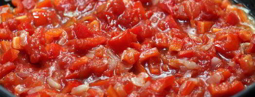 миш-маш из поджаренных яиц, брынзы, свежего перца и специй. Шаг 3