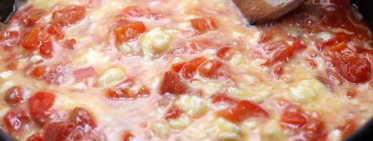 миш-маш из поджаренных яиц, брынзы, свежего перца и специй. Шаг 6