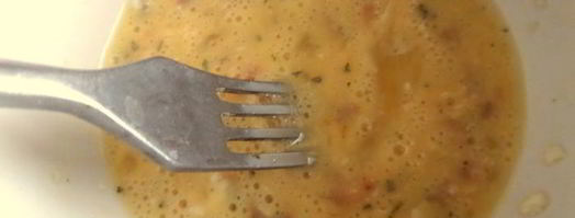 быстрый омлет из микроволновки с чипсами. Шаг 5