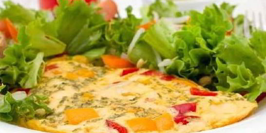 Быстрый омлет с овощами