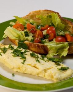 Французский омлет и круассан с овощным тартаром