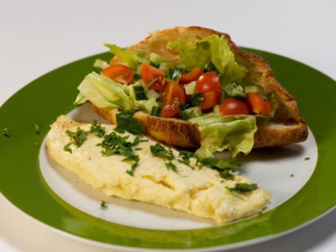 Рецепт французского омлета и круассан с овощным тартаром