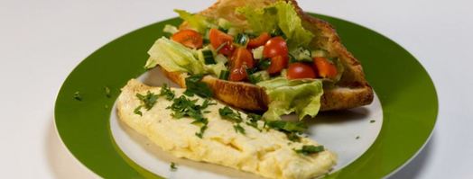 французский омлет и круассан с овощным тартаром. Шаг 4