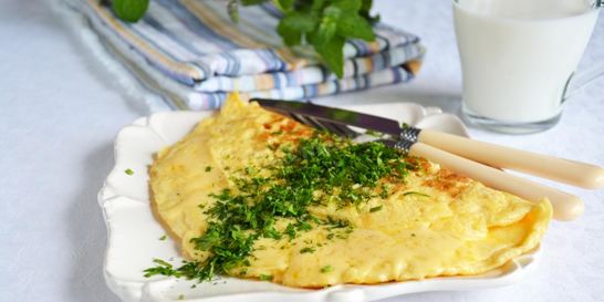 Французский омлет с начинкой из сыра и зеленью