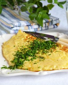 Французский омлет с начинкой из сыра и зеленью