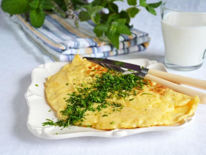 Рецепт французского омлета с начинкой из сыра и зеленью