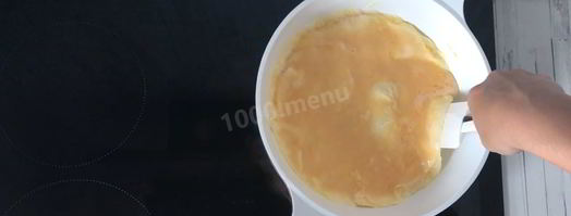 французский омлет с начинкой из сыра и зеленью. Шаг 7