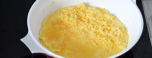 французский омлет с начинкой из сыра и зеленью. Шаг 8