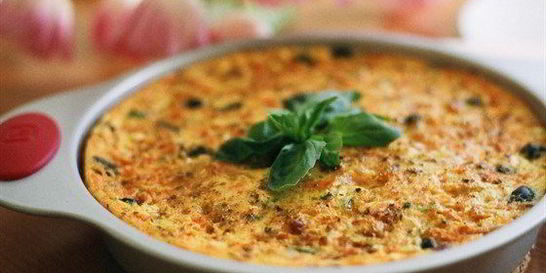 Фриттата из кабачков и моркови с оливками