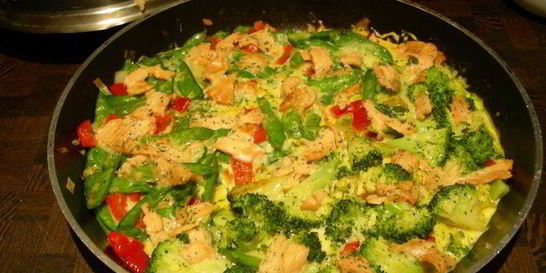 Фриттата с брокколи и копченым лососем