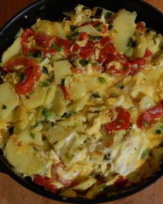 Фриттата с картофелем, сладким перцем и зеленым луком