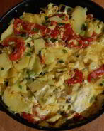 Фриттата с картофелем, сладким перцем и зеленым луком
