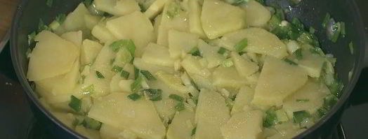 фриттата с картофелем, сладким перцем и зеленым луком. Шаг 4