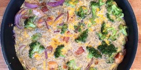 Фриттата с копченым лососем и брокколи