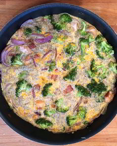 Фриттата с копченым лососем и брокколи