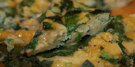 Фриттата с макаронами и шпинатом